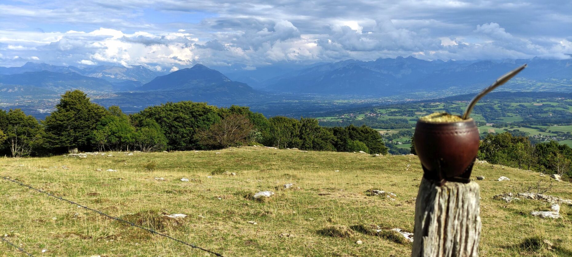 En la cima del Salève. el mate mira a los Alpes Suizos